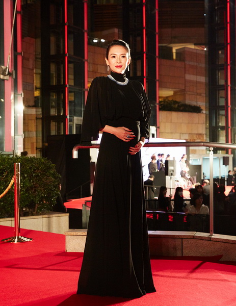 开幕仪式上,章子怡佩戴Chopard萧邦高级珠宝款款登场,14.3克拉玫瑰式切割钻石组成耀目耳环,犹如一弯星河在耳畔蜿蜒流淌,营造闪烁星光,与颈间随光晕幻变的Copacabana系列项链璀璨辉映,大气从容之余彰显华贵风韵。指间同时绽放一枚Chopard萧邦Copacabana系列戒指,举手投足间极致演绎优雅女性永恒之美。